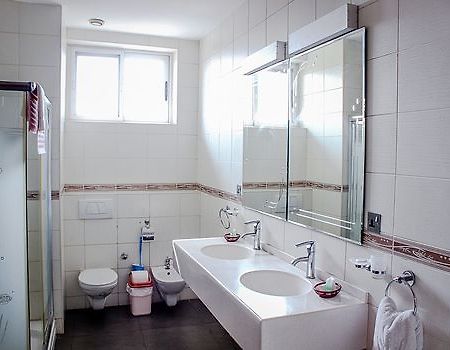 Maxlot Hotel Accra Ngoại thất bức ảnh